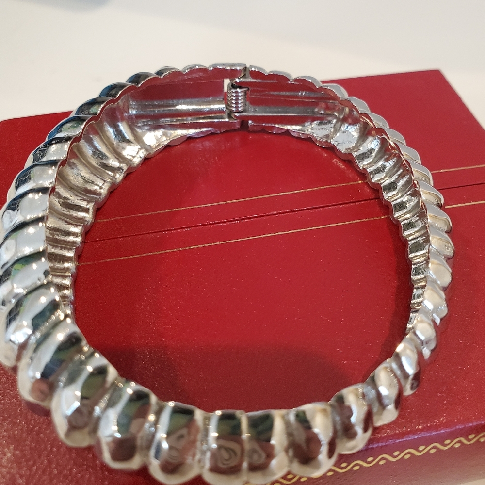 Vintage Bracelet and‎ Clip Earrings - Picture 2 of 16